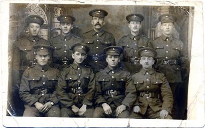 Foto de grupo. Harry está sentado al extremo derecho (julio de 1917)